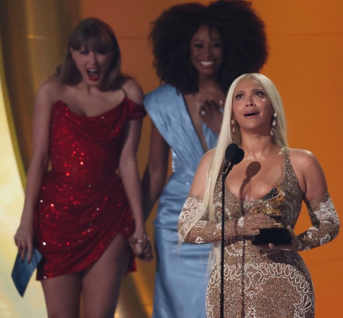 Khoảnh khắc lịch sử làng nhạc: Taylor Swift trao giải Grammy cho Beyoncé, một nhân vật phản diện bị "réo tên"- Ảnh 4.