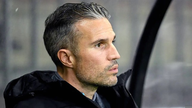 Van Persie và học trò ôm hận vì sự cố hài hước: CLB để 12 cầu thủ thi đấu tại giải VĐQG Hà Lan- Ảnh 2.