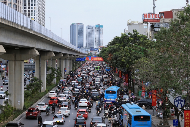 Dân tình nghỉ Tết hơi sâu: Ngày đi làm đầu tiên đường phố vẫn thông thoáng- Ảnh 4.