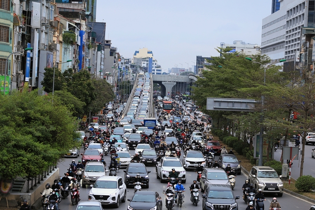 Dân tình nghỉ Tết hơi sâu: Ngày đi làm đầu tiên đường phố vẫn thông thoáng- Ảnh 8.