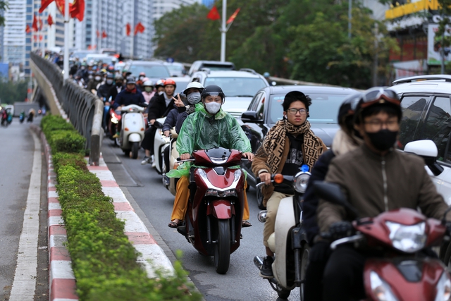 Dân tình nghỉ Tết hơi sâu: Ngày đi làm đầu tiên đường phố vẫn thông thoáng- Ảnh 12.