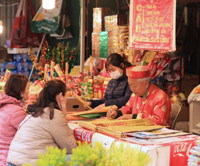 Hà Nội: Người dân "chen chân" đến Phủ Tây Hồ trong ngày làm việc đầu tiên của năm mới- Ảnh 6.