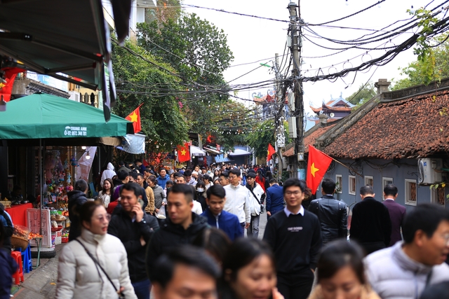 Hà Nội: Người dân "chen chân" đến Phủ Tây Hồ trong ngày làm việc đầu tiên của năm mới- Ảnh 7.