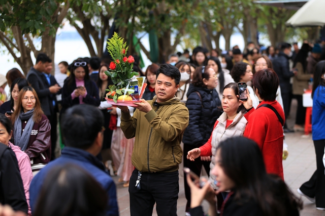 Hà Nội: Người dân "chen chân" đến Phủ Tây Hồ trong ngày làm việc đầu tiên của năm mới- Ảnh 2.