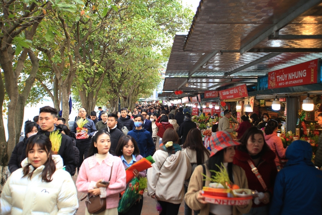 Hà Nội: Người dân "chen chân" đến Phủ Tây Hồ trong ngày làm việc đầu tiên của năm mới- Ảnh 8.