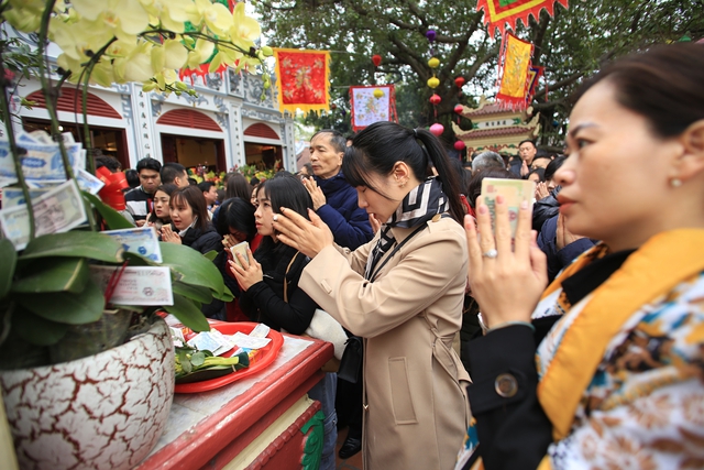 Hà Nội: Người dân "chen chân" đến Phủ Tây Hồ trong ngày làm việc đầu tiên của năm mới- Ảnh 15.