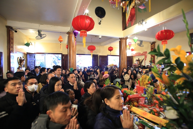 Hà Nội: Người dân "chen chân" đến Phủ Tây Hồ trong ngày làm việc đầu tiên của năm mới- Ảnh 11.