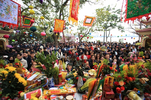 Hà Nội: Người dân "chen chân" đến Phủ Tây Hồ trong ngày làm việc đầu tiên của năm mới- Ảnh 13.