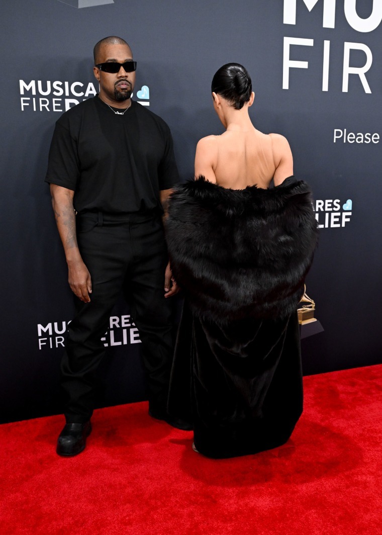 Trơ trẽn nhất Grammy 2025: Vợ chồng Kanye West lột đồ trần như nhộng, bị đuổi cổ khỏi thảm đỏ vì không mời mà tới!- Ảnh 2.