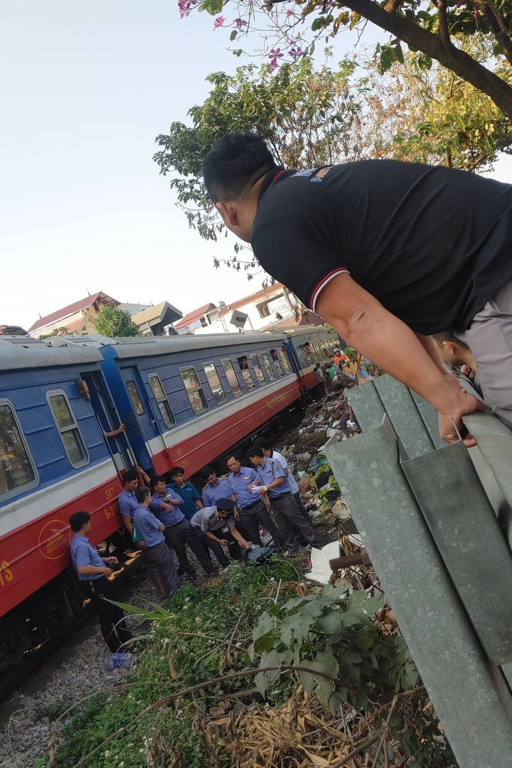 Hà Nội: Nam tài xế giao hàng tử vong sau khi va chạm với tàu hỏa- Ảnh 1.