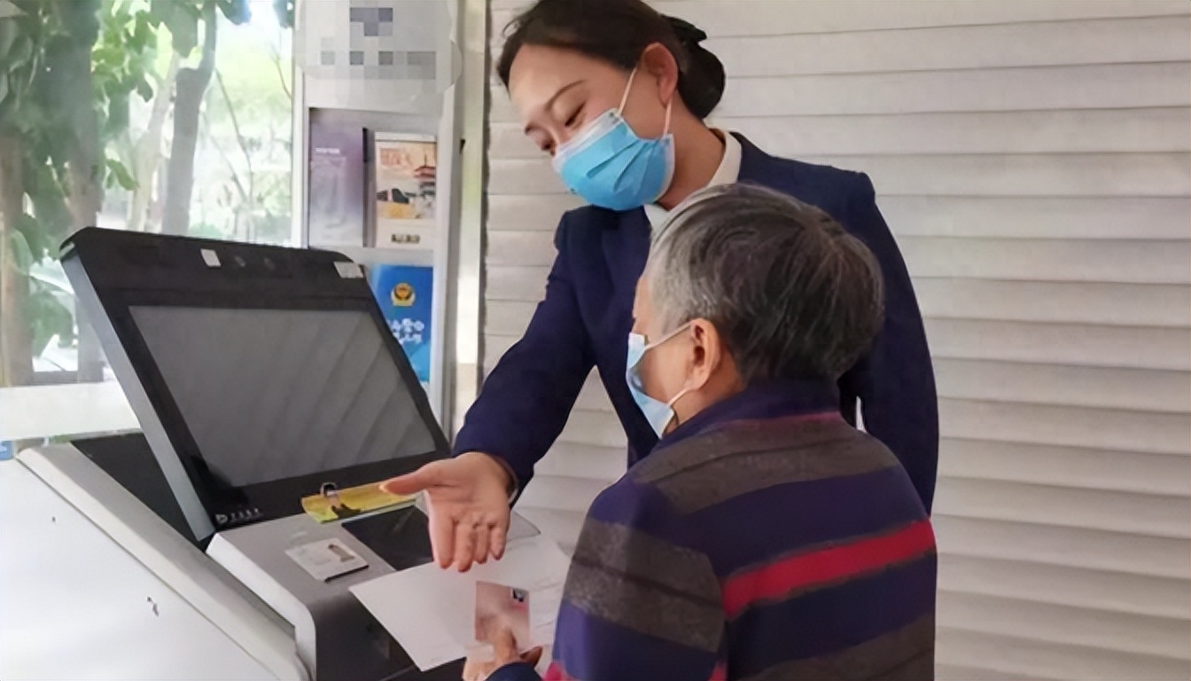 Con trai qua đời vì tai nạn giao thông, mẹ mang 2 tỷ đồng tiền bồi thường gửi ngân hàng, 1 năm sau đến rút thì được báo: Số tiền này không phải của bà- Ảnh 1.