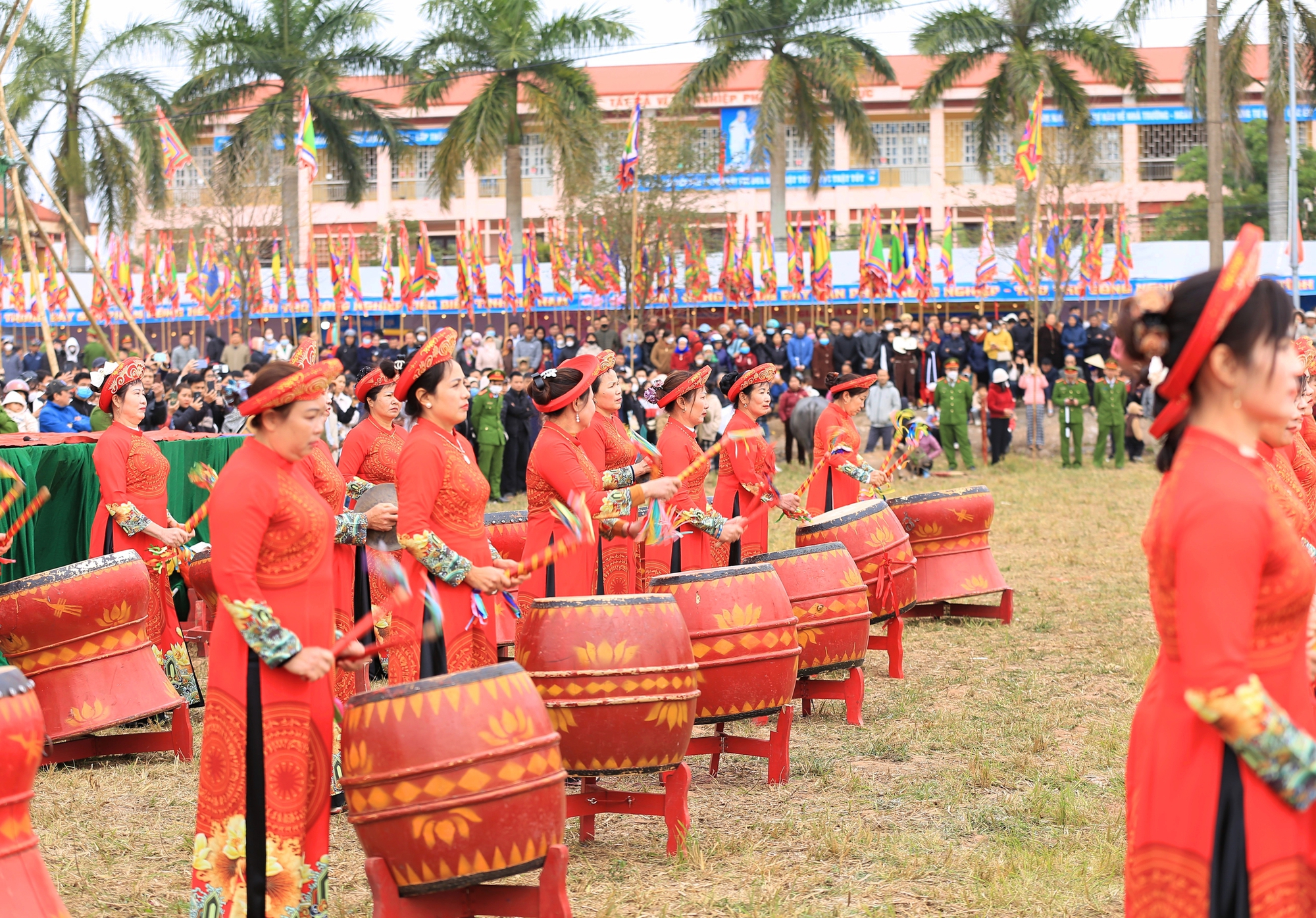 Ảnh: Hàng trăm người dân chen nhau xem "Vua đi cày" trong Lễ tịch Điền đầu năm- Ảnh 2.