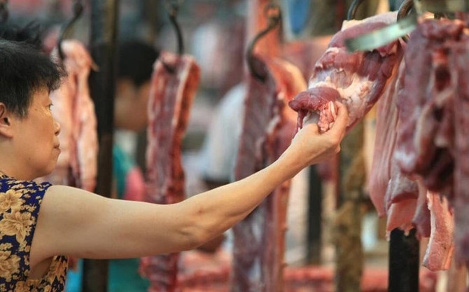 L&yacute; do người b&aacute;n thường treo thịt b&ograve; l&ecirc;n cao c&ograve;n thịt lợn lại đặt tr&ecirc;n b&agrave;n- Ảnh 2.