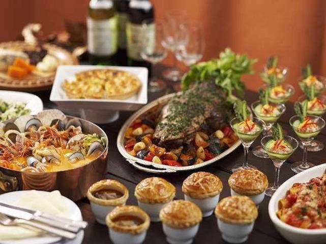 Cô lao công lên thành phố mời cả dãy trọ đi ăn tiệc buffet gần 2 triệu/người rồi xin nghỉ việc luôn: Chuyện xảy ra trong 6 ngày Tết khiến tất cả xôn xao- Ảnh 2.