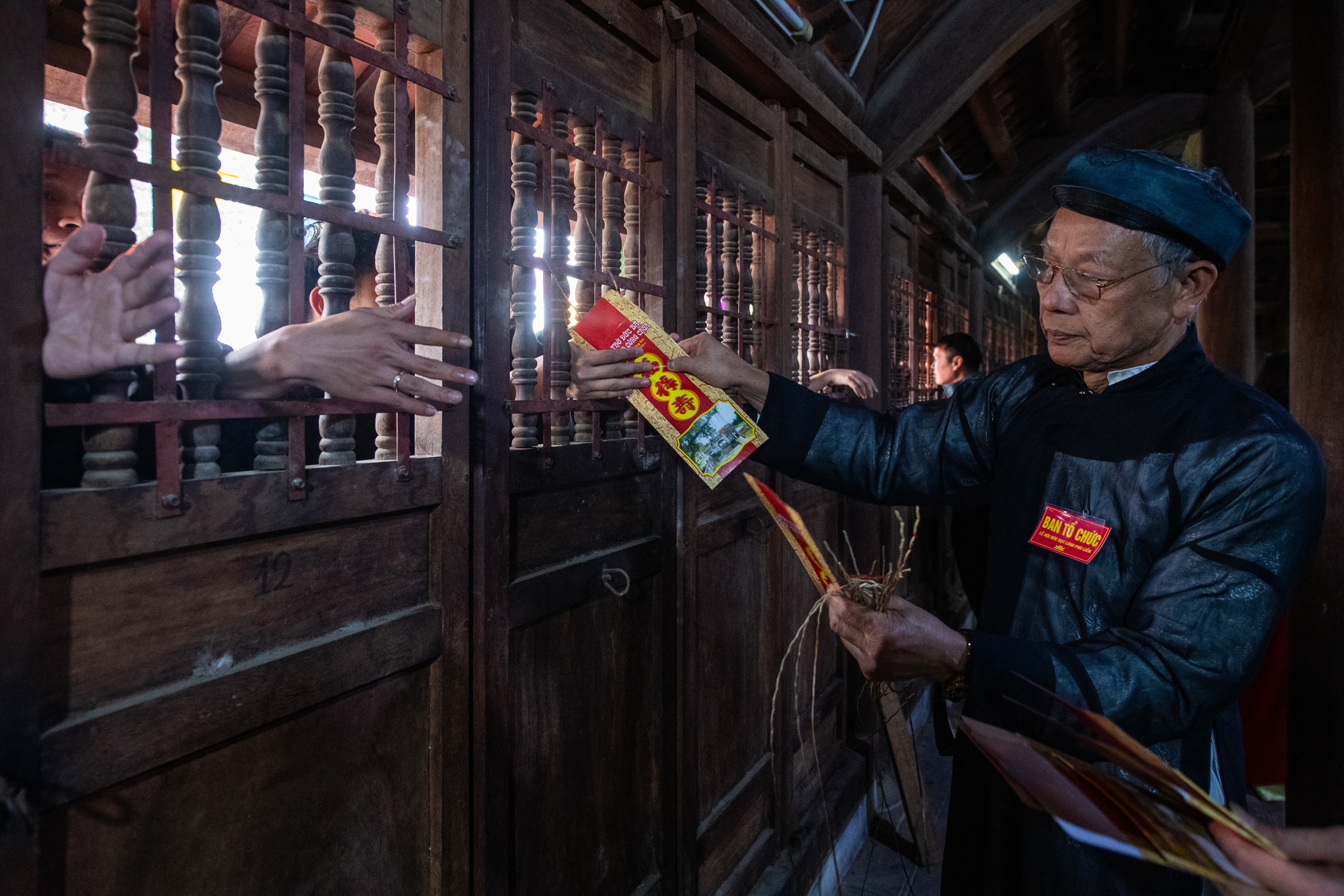 Người dân giằng co, cố giành lấy "chiếu thiêng" trong lễ hội Đúc Bụt để cầu sinh con trai- Ảnh 15.