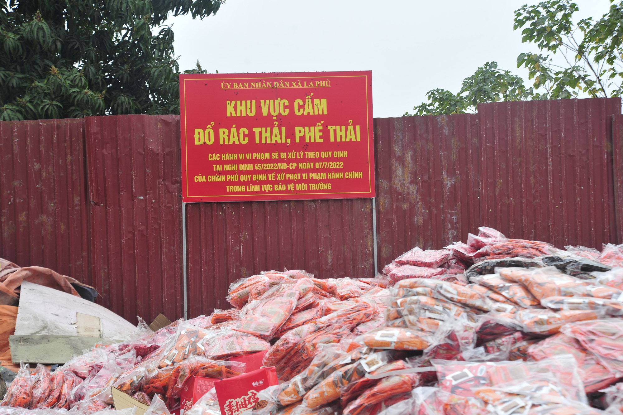 Cận cảnh “núi” bánh kẹo chất thành đống phế thải khổng lồ dịp Tết Nguyên đán ở Hà Nội- Ảnh 10.