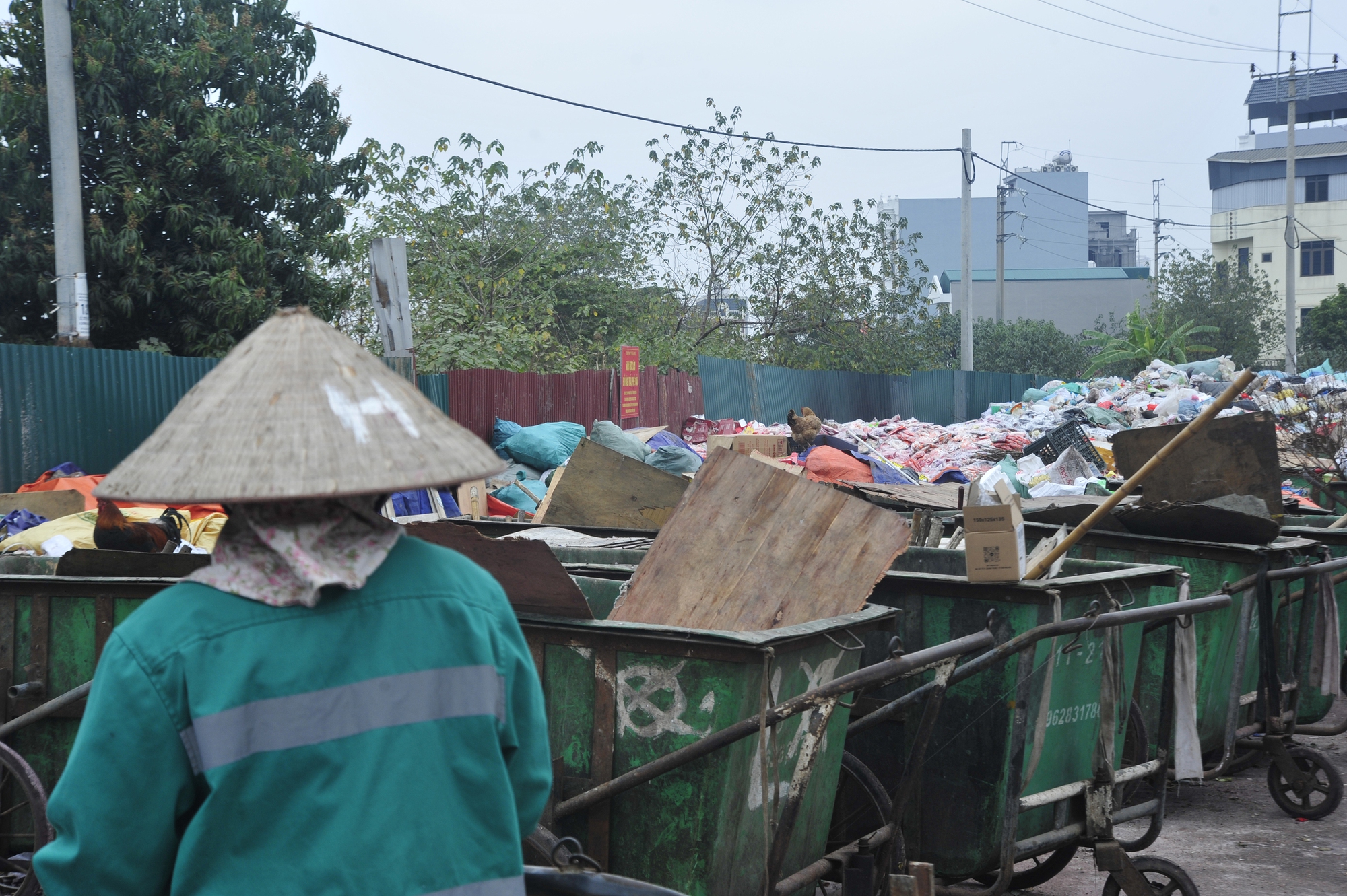 Chính quyền nói gì về sự xuất hiện của “núi” bánh kẹo chất thành đống phế thải khổng lồ ở Hà Nội?- Ảnh 3.