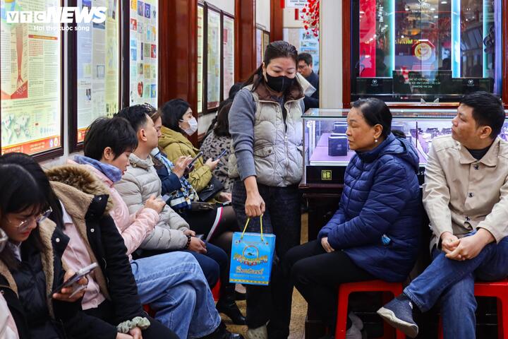 Giá vàng lên 'đỉnh', người dân cấp tập bán, lãi hàng trăm triệu đồng- Ảnh 8.