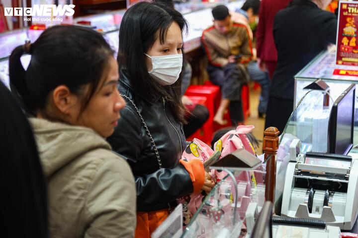 Giá vàng lên 'đỉnh', người dân cấp tập bán, lãi hàng trăm triệu đồng- Ảnh 10.