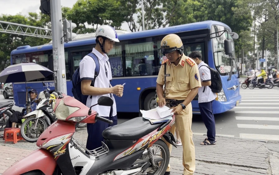 Người chưa đủ 18 tuổi điều khiển xe m&aacute;y bị xử phạt thế n&agrave;o theo Nghị định 168?- Ảnh 1.