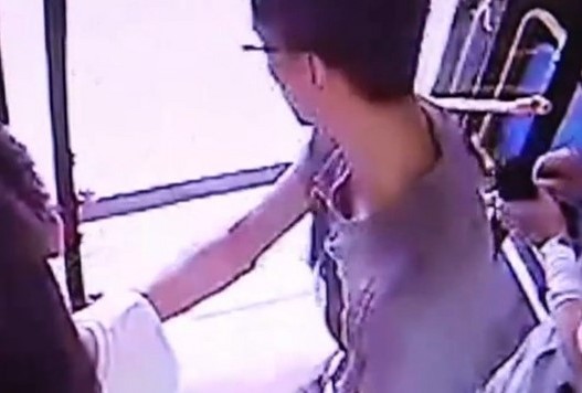 Nữ sinh 17 tuổi bị người đàn ông 25 tuổi sàm sỡ trên xe buýt, nghe lý do mà muốn lật bàn: Tại sao có kẻ trơ trẽn đến vậy?- Ảnh 1.