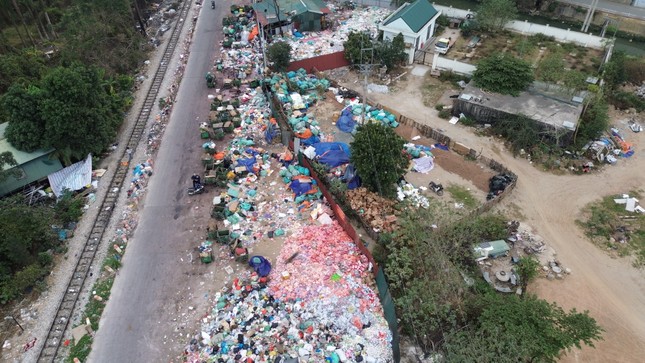 Vụ bãi rác bánh kẹo khổng lồ: Quản lý thị trường tiết lộ về cuộc kiểm tra ở thủ phủ La Phù- Ảnh 1.