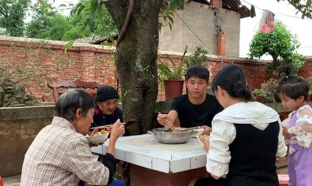 Nam sinh gieo mình xuống sông khi chỉ còn 6 tháng là thi ĐH tiết lộ bi kịch của yêu thương sai cách- Ảnh 1.