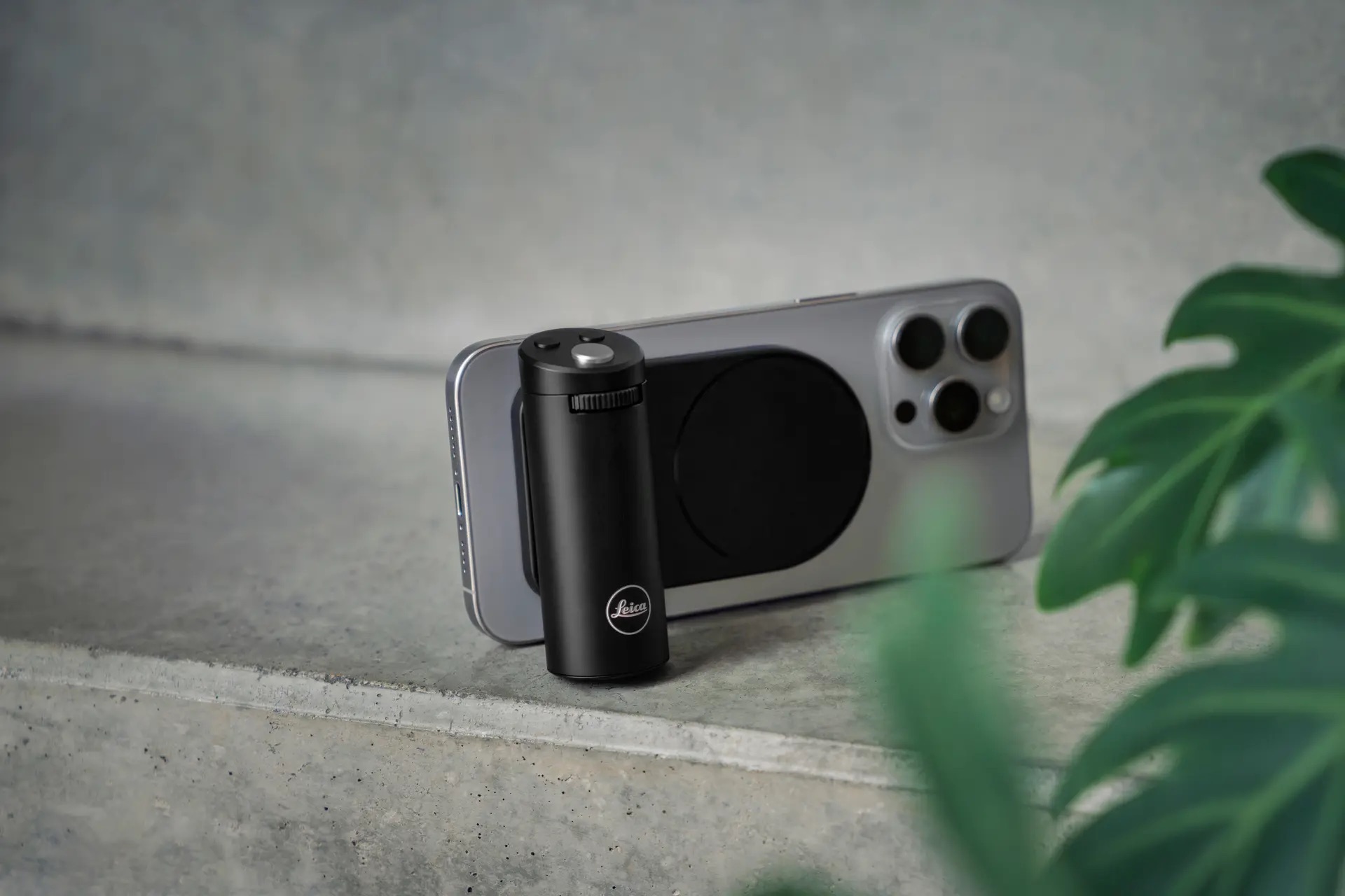 Leica ra mắt phụ kiện biến iPhone thành máy ảnh chuyên nghiệp, giá "khó thở"- Ảnh 1.