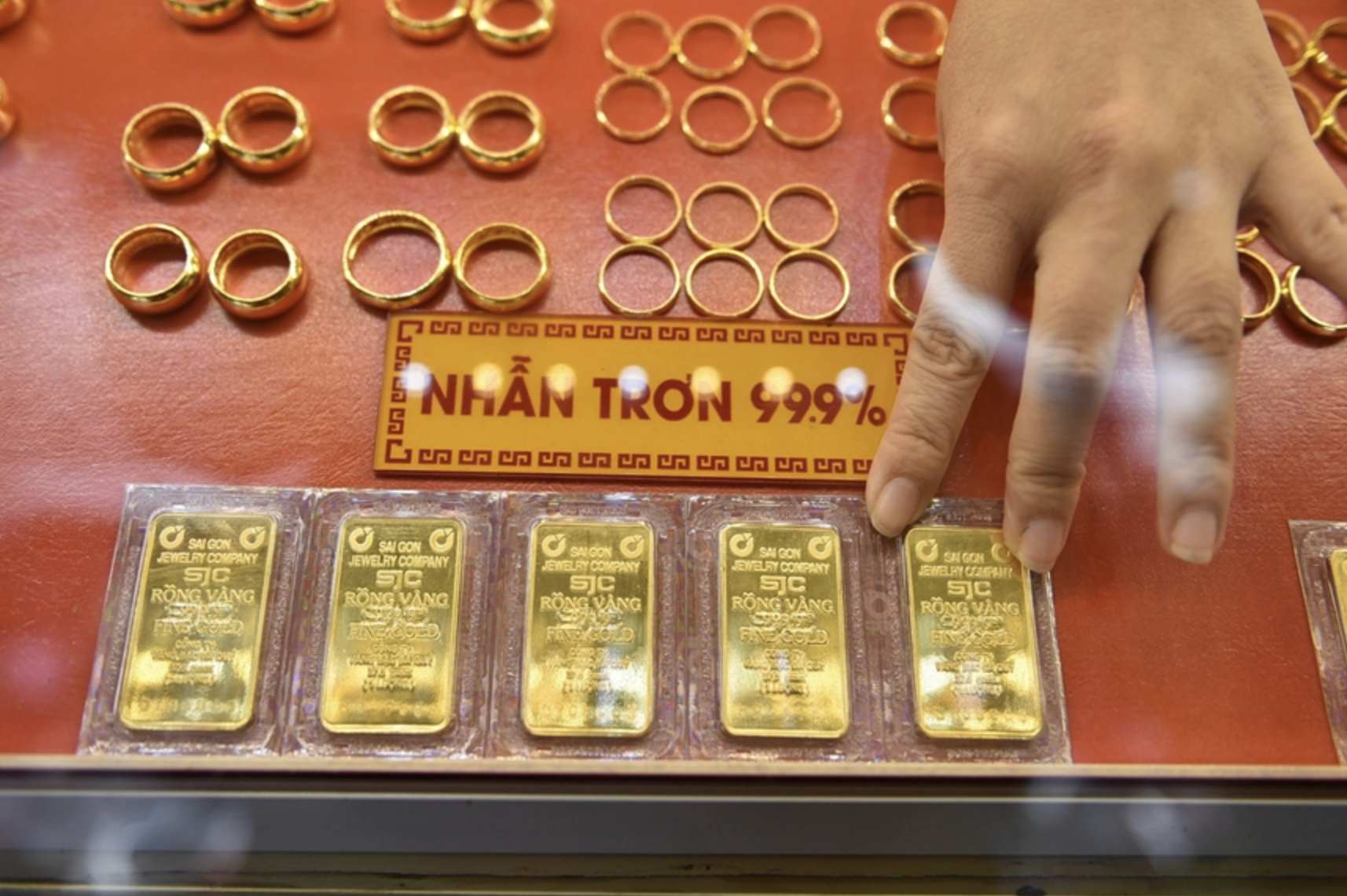 Chốt lời đậm từ ng&agrave;y v&iacute;a Thần T&agrave;i: Người chơi hệ t&acirc;m linh nỗ lực mua v&agrave;ng, người kinh doanh lại tranh thủ sang tay kiếm lời- Ảnh 1.