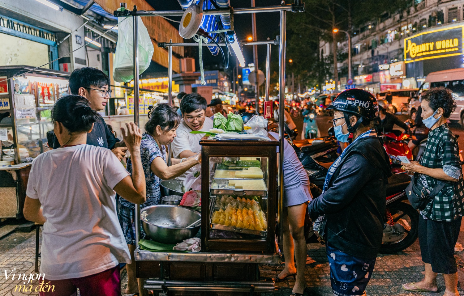 Xe xôi cadé tuổi đời nửa thế kỷ ở khu Chợ Lớn chỉ bán buổi tối, không biển hiệu cũng chẳng có chỗ ngồi nhưng chưa bao giờ vắng khách- Ảnh 1.