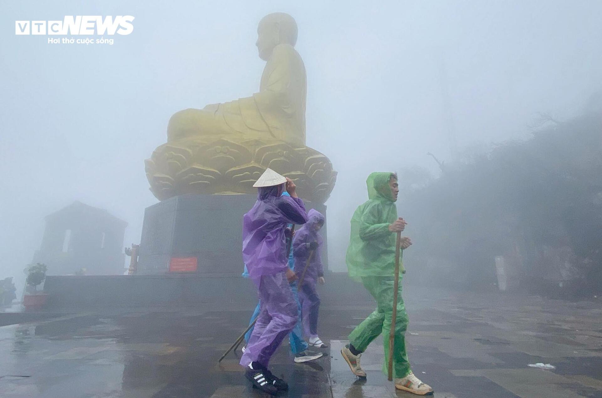 Dòng người co ro trong gió rét hành hương lên chùa Đồng Yên Tử ngày khai hội- Ảnh 10.