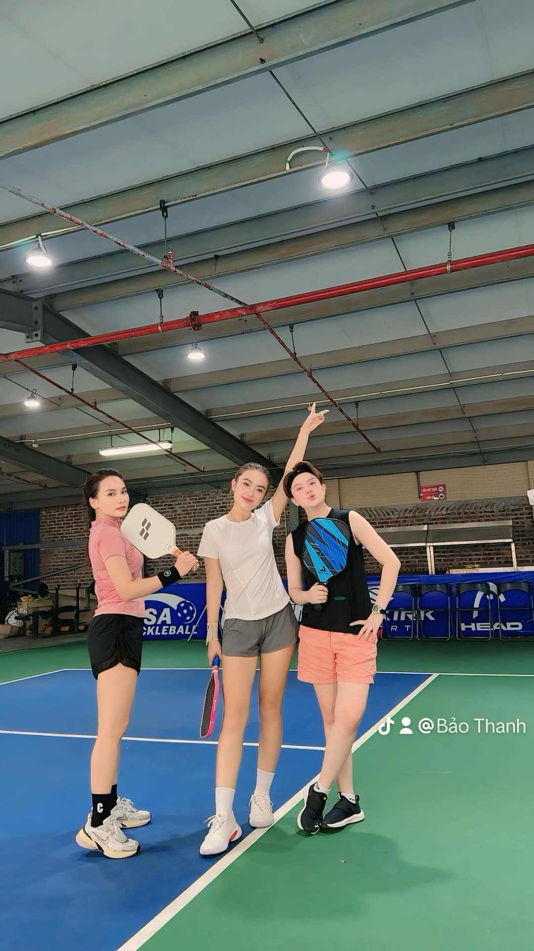 Nữ diễn viên nổi tiếng từng phải ngồi xe lăn vì pickleball trở lại mạnh mẽ, diện cả áo dài ra sân 