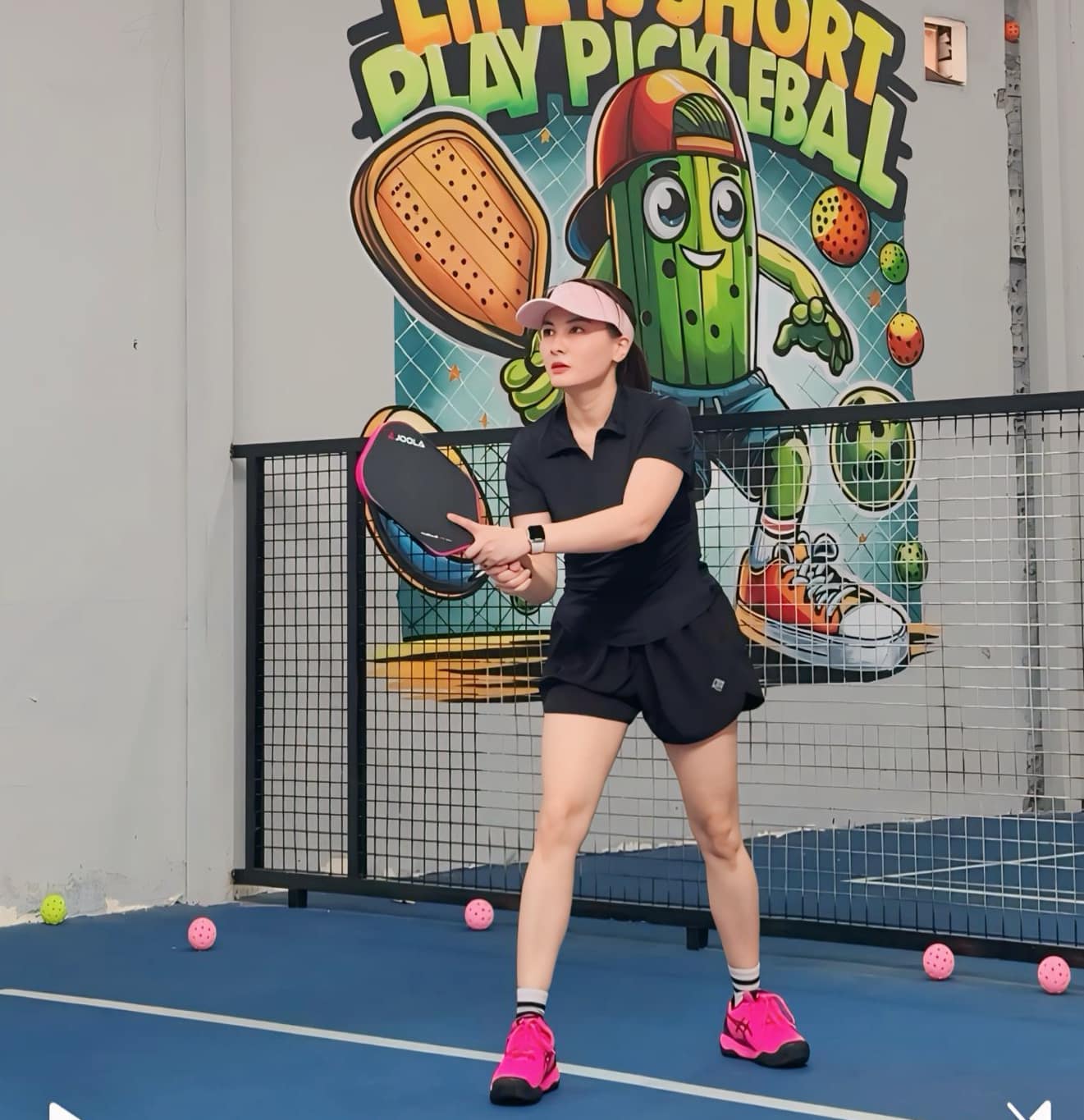 Nữ diễn viên nổi tiếng từng phải ngồi xe lăn vì pickleball trở lại mạnh mẽ, diện cả áo dài ra sân 