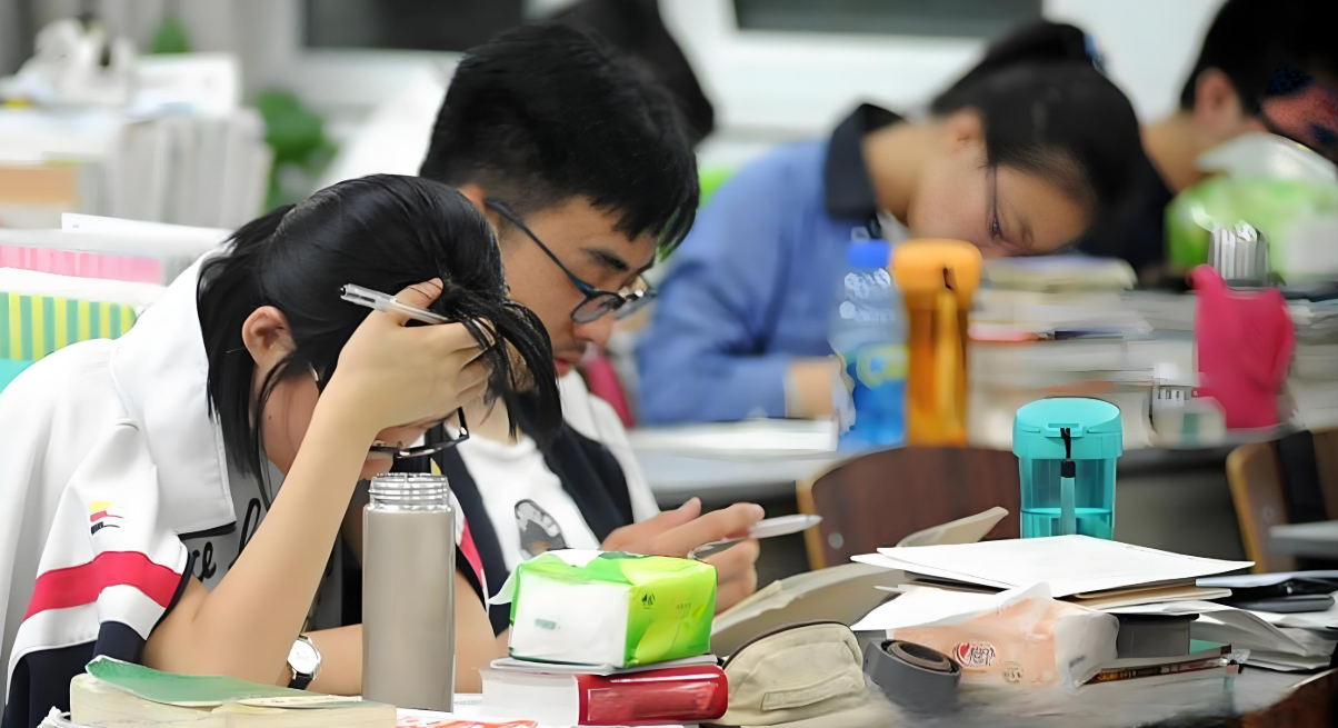 Kh&ocirc;ng phải tự nhi&ecirc;n nhiều phụ huynh phải xin gi&aacute;o vi&ecirc;n xếp con m&igrave;nh ngồi cạnh c&aacute;c bạn học giỏi? Bởi c&oacute; tới 3 ảnh hưởng như sau!- Ảnh 1.