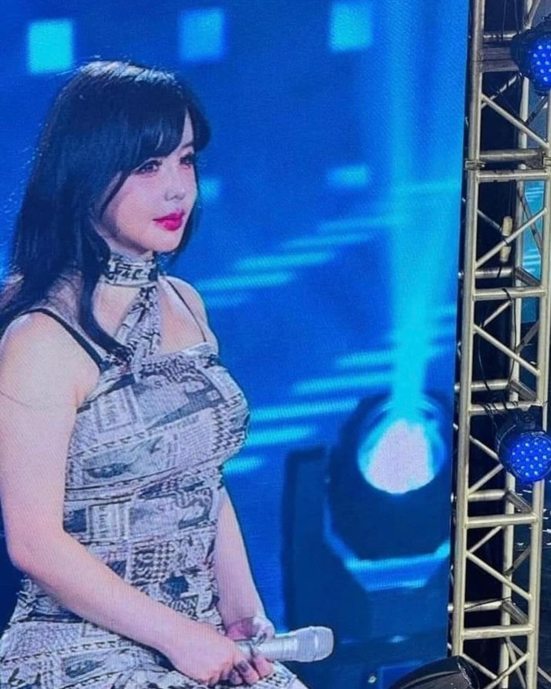 Park Bom (2NE1) khoe body đồng hồ cát 