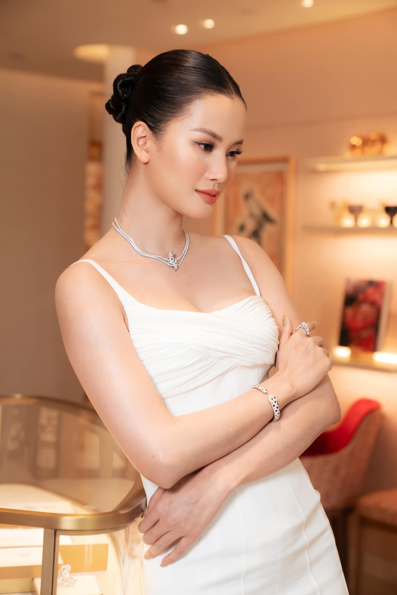 HOT: Á hậu Miss Universe Vietnam được cầu hôn, nhẫn kim cương 