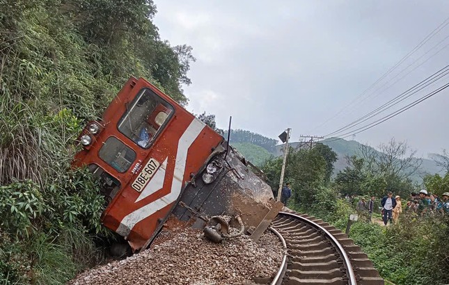 Tàu hỏa đâm xe tải gãy đôi, đường sắt Bắc - Nam tê liệt- Ảnh 1.