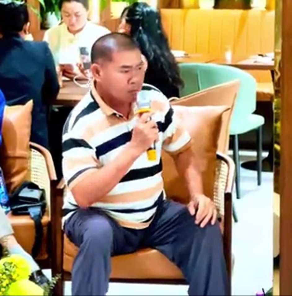 Nam nghệ sĩ bức xúc chỉ tay, nói thẳng mặt những người thiếu tôn trọng mình trong họp báo- Ảnh 2. Nam nghệ sĩ bức xúc chỉ tay, nói thẳng mặt những người thiếu tôn trọng mình trong họp báo- Ảnh 2.