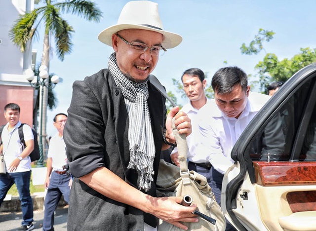 Tại sao Chủ tịch Đặng Lê Nguyên Vũ luôn mang khăn rằn còn người mẫu, hoa hậu chụp ảnh quảng cáo cho tập đoàn đều bận đồ đen trắng?- Ảnh 3.