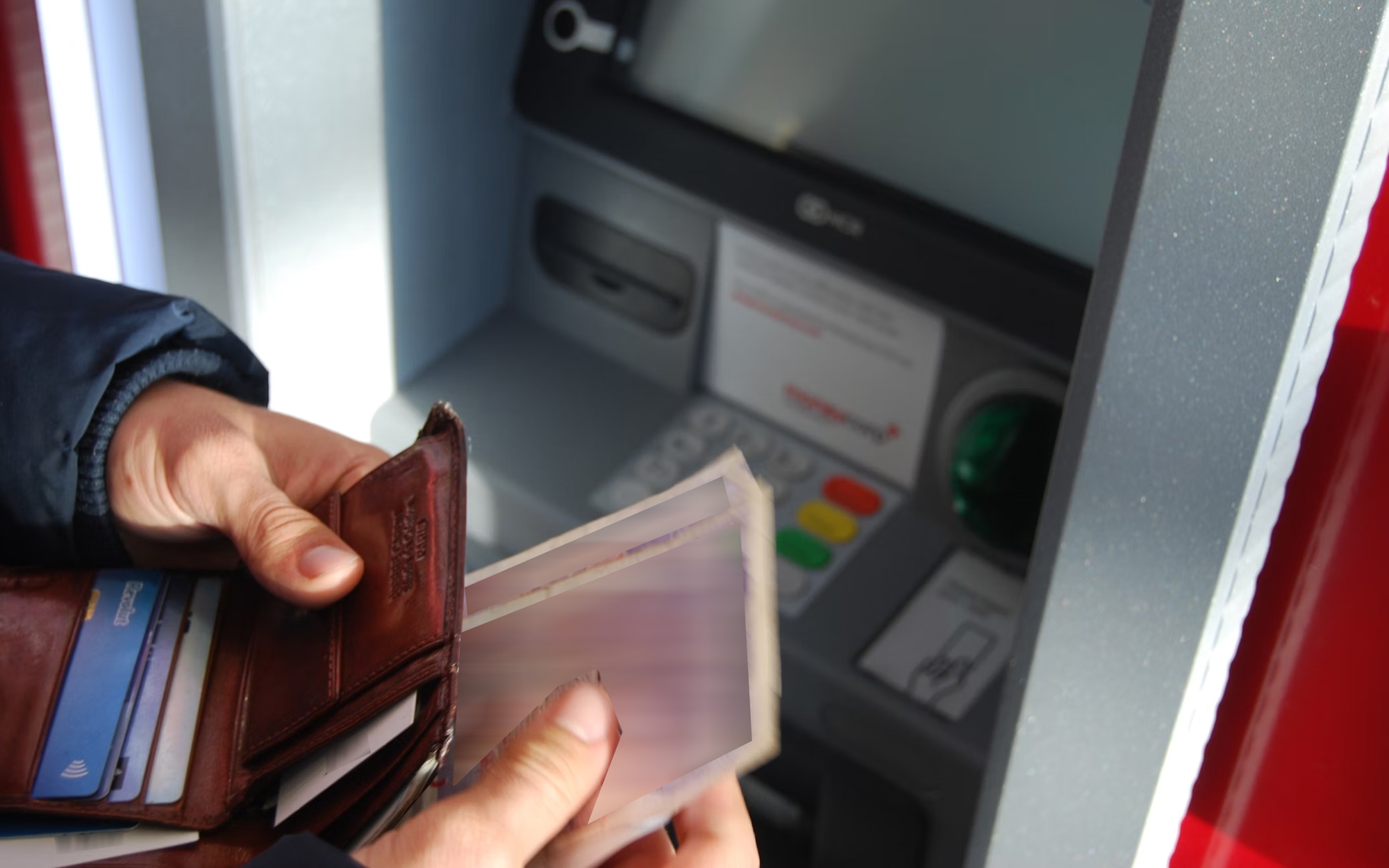 Nam sinh cấp 2 ra ATM rút tiền, bất ngờ phát hiện số dư có hơn 200 tỷ- Ảnh 1.