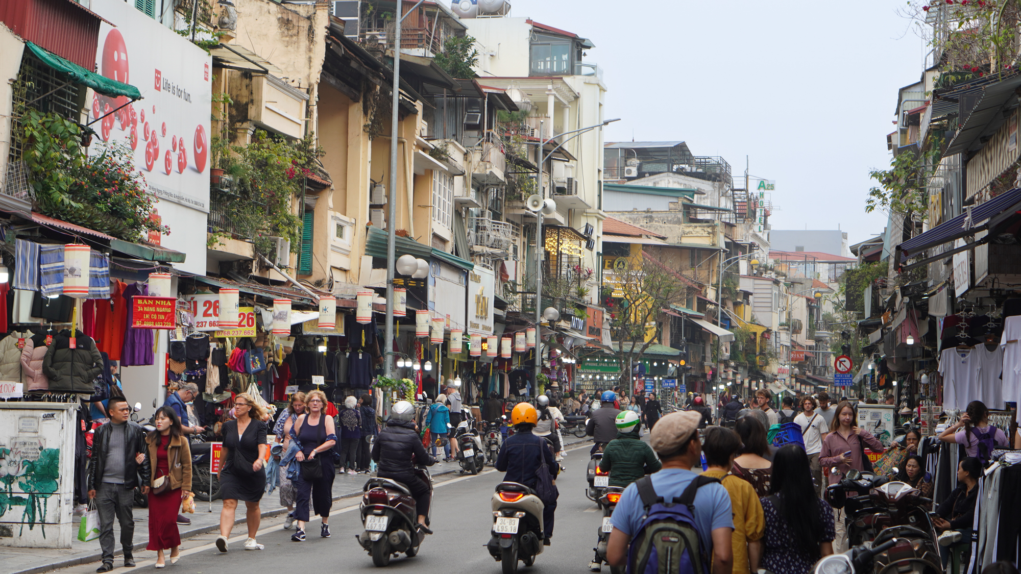 Hà Nội: Những căn nhà cũ nát nhưng có giá cả trăm tỷ là nơi ở của chục hộ gia đình, phải nấu ăn trong nhà vệ sinh- Ảnh 2.