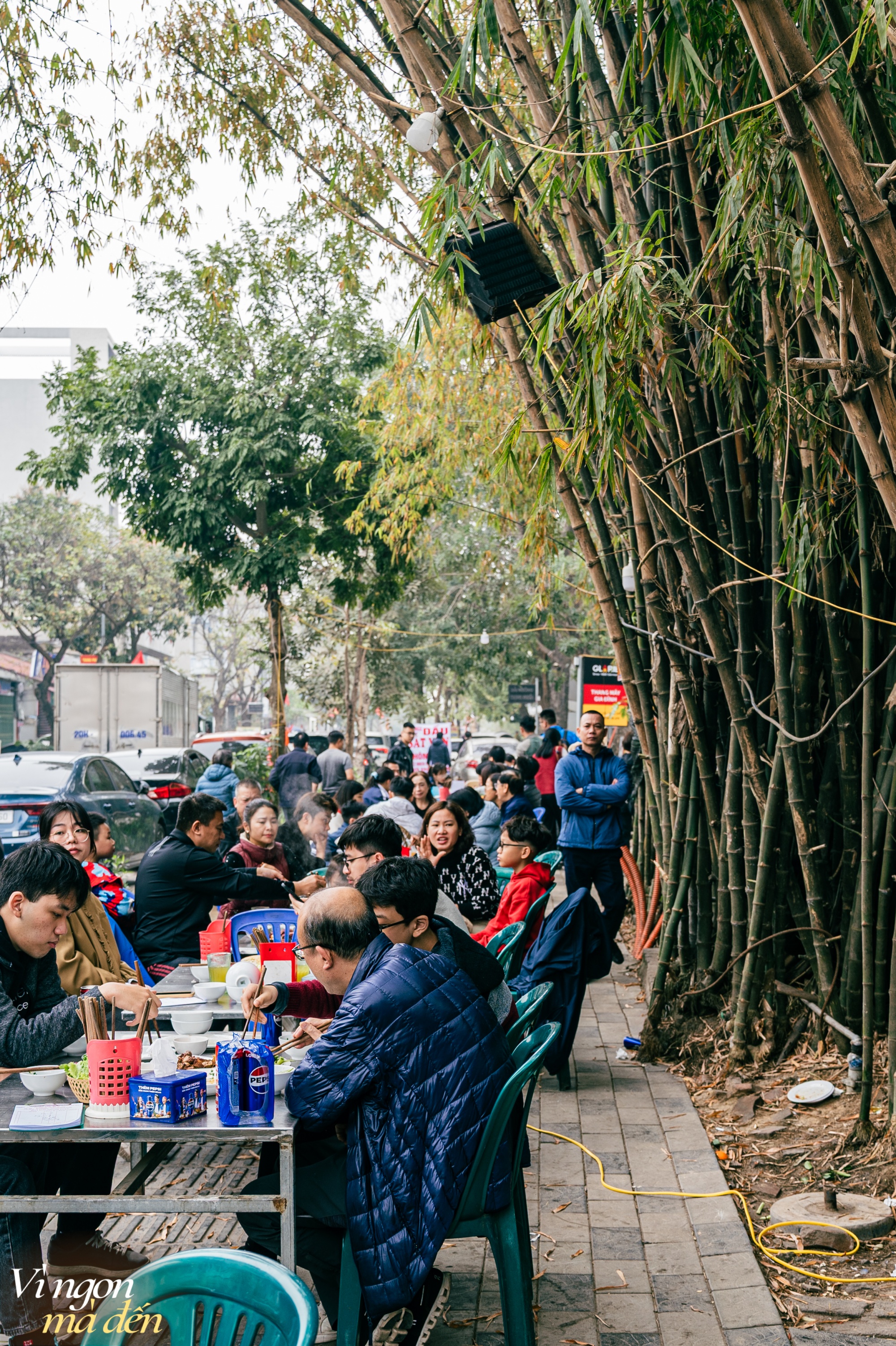 Lặn lội mấy chục cây số đi ăn thử "quán rặng tre" nức tiếng Đông Anh, xe ô tô xếp hàng dài, giờ cao điểm khách phải tự phục vụ- Ảnh 3.