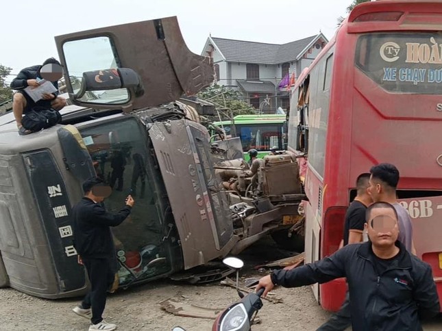 Hà Nội: Ba ô tô hư hỏng nặng sau va chạm liên hoàn- Ảnh 1.