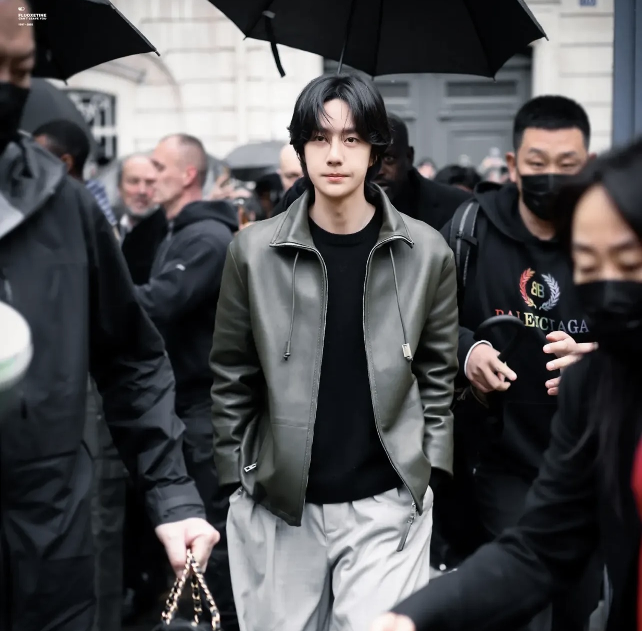 Đ&ocirc;i ch&acirc;n của Dương Mịch xứng đ&aacute;ng triệu đ&ocirc;, Vương Nhất B&aacute;c vẫn mờ nhạt tại show Loewe- Ảnh 9.