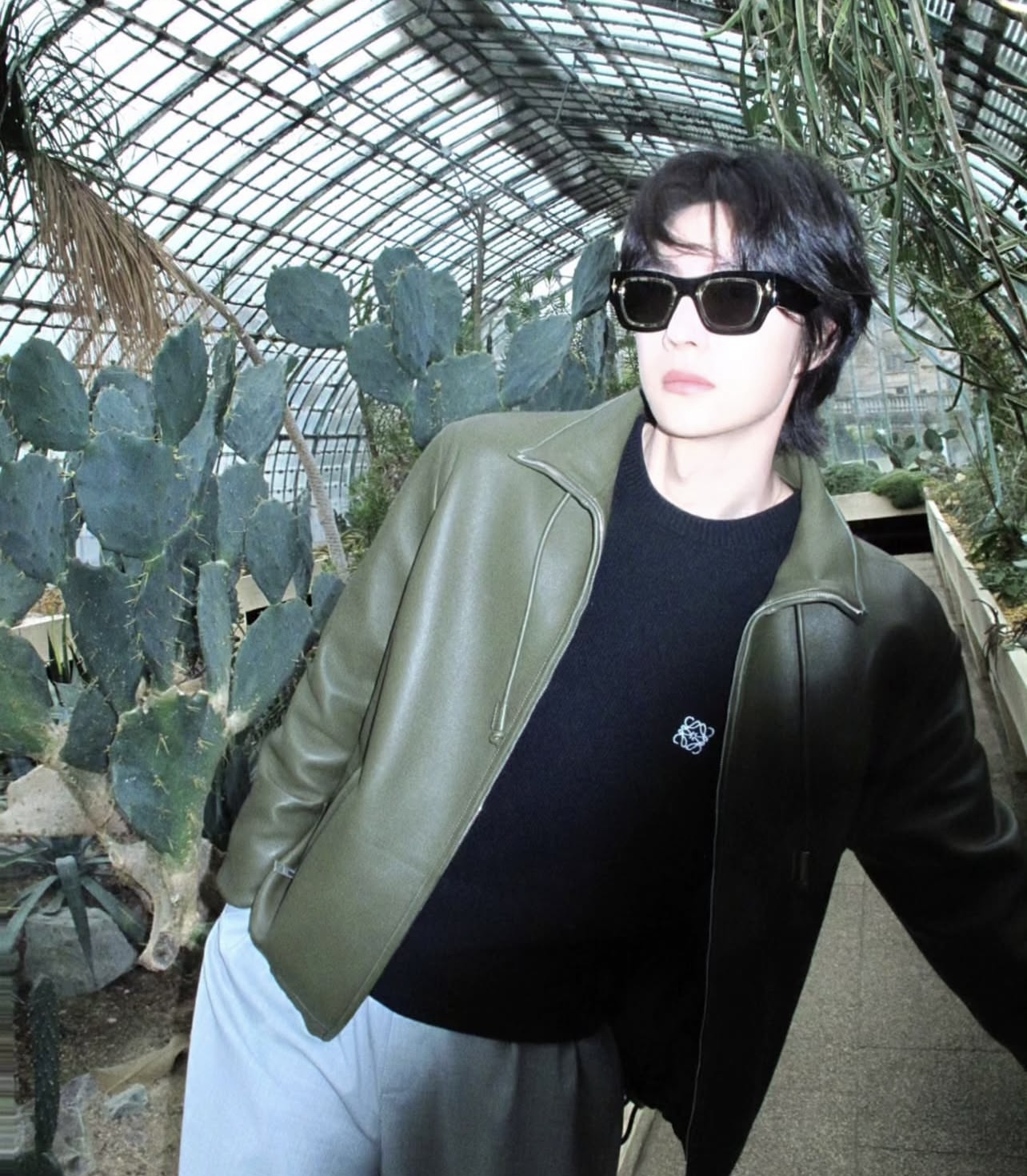 Đ&ocirc;i ch&acirc;n của Dương Mịch xứng đ&aacute;ng triệu đ&ocirc;, Vương Nhất B&aacute;c vẫn mờ nhạt tại show Loewe- Ảnh 11.