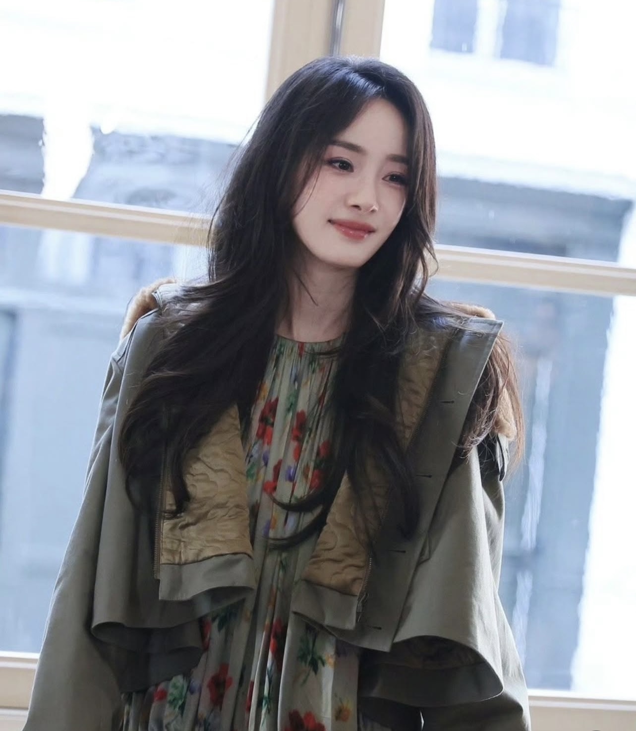 Đ&ocirc;i ch&acirc;n của Dương Mịch xứng đ&aacute;ng triệu đ&ocirc;, Vương Nhất B&aacute;c vẫn mờ nhạt tại show Loewe- Ảnh 7.