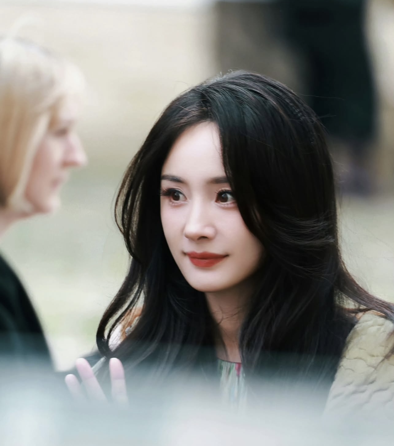 Đ&ocirc;i ch&acirc;n của Dương Mịch xứng đ&aacute;ng triệu đ&ocirc;, Vương Nhất B&aacute;c vẫn mờ nhạt tại show Loewe- Ảnh 6.