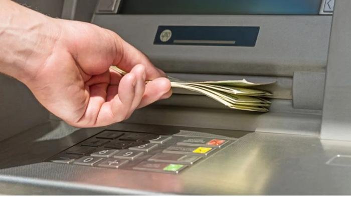 Thanh niên 19 tuổi ra ATM phát hiện tài khoản có 3,5 tỷ đồng, ngân hàng xác nhận số dư chính xác nhưng vừa rút ra lại bị cảnh sát bắt- Ảnh 1.