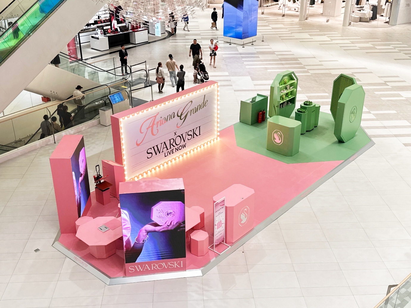 Swarovski thắp sáng Thủ đô Hà Nội bằng không gian pop-up huyền ảo tại TTTM Lotte Mall West Lake- Ảnh 1.