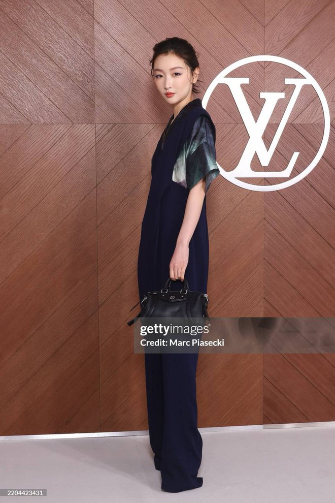 Lisa bí ẩn như điệp viên ở show Louis Vuitton, 